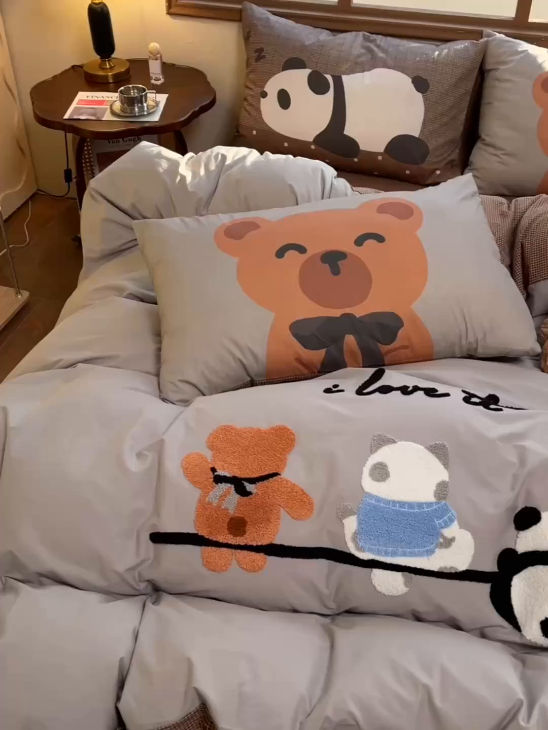 91家纺网 家纺一手货源 找家纺 炫拼家纺 2026新款A类全棉40支水洗棉卡通毛巾绣+枕套大版数码印花纯棉四件套-可萌系列 可萌-在一起