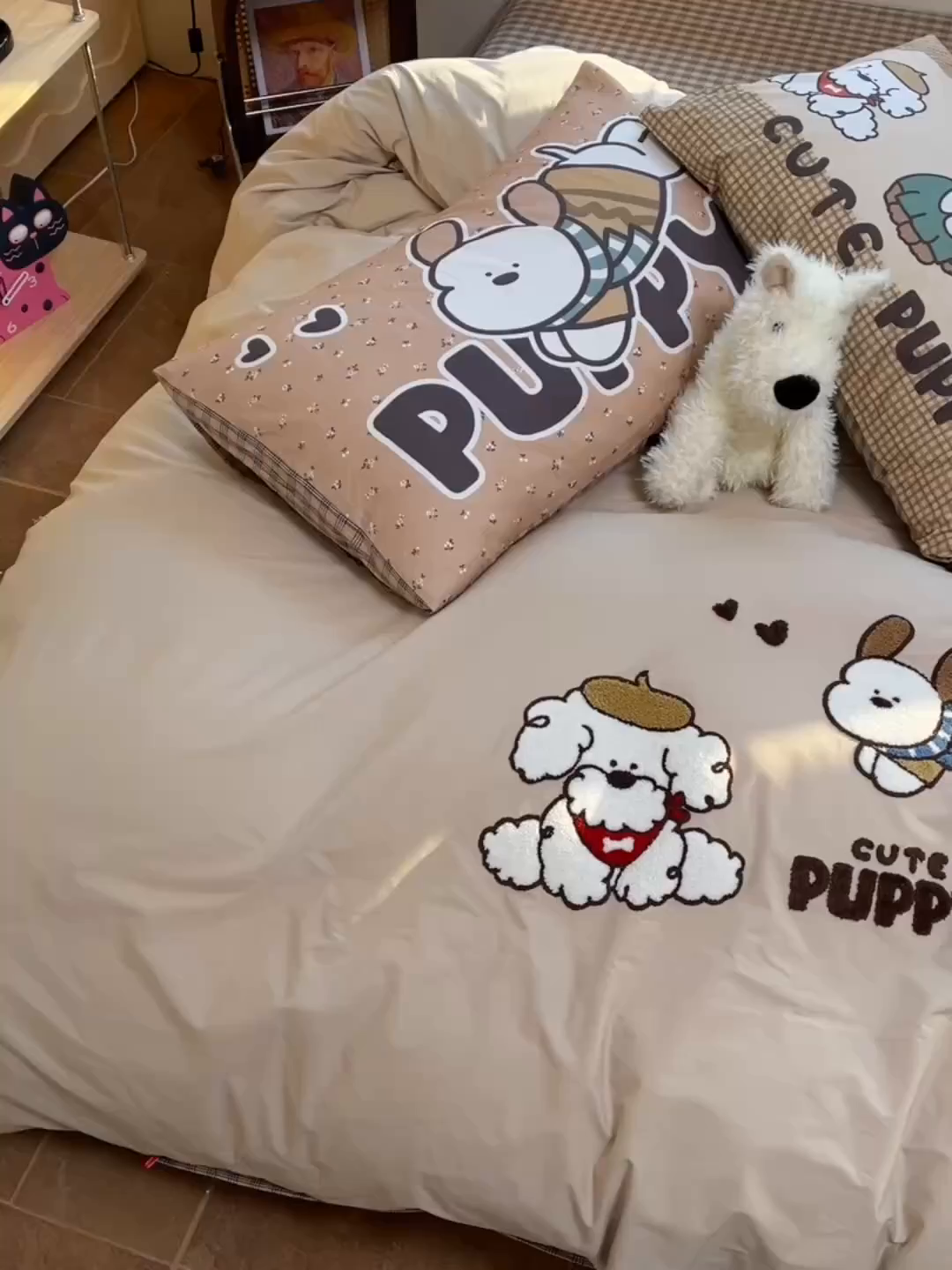 91家纺网 家纺一手货源 找家纺 炫拼家纺 2026新款A类全棉40支水洗棉卡通毛巾绣+枕套大版数码印花纯棉四件套-可萌系列 可萌-萌狗来电