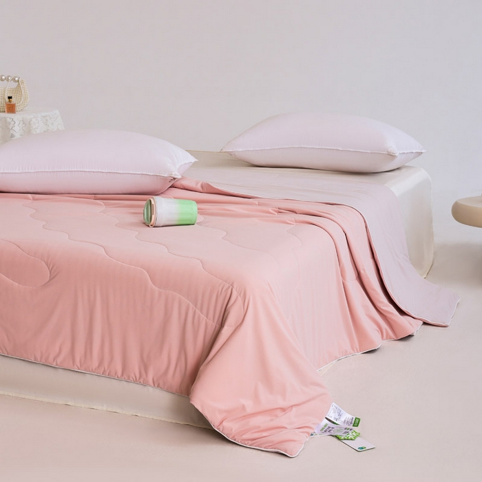 91家纺网 家纺一手货源 找家纺 憨豆家纺 2026春夏新款凉感丝A类锦氨（170克）55大豆抗菌夏被夏凉被空调被（配礼盒） 玫瑰粉+奶咖