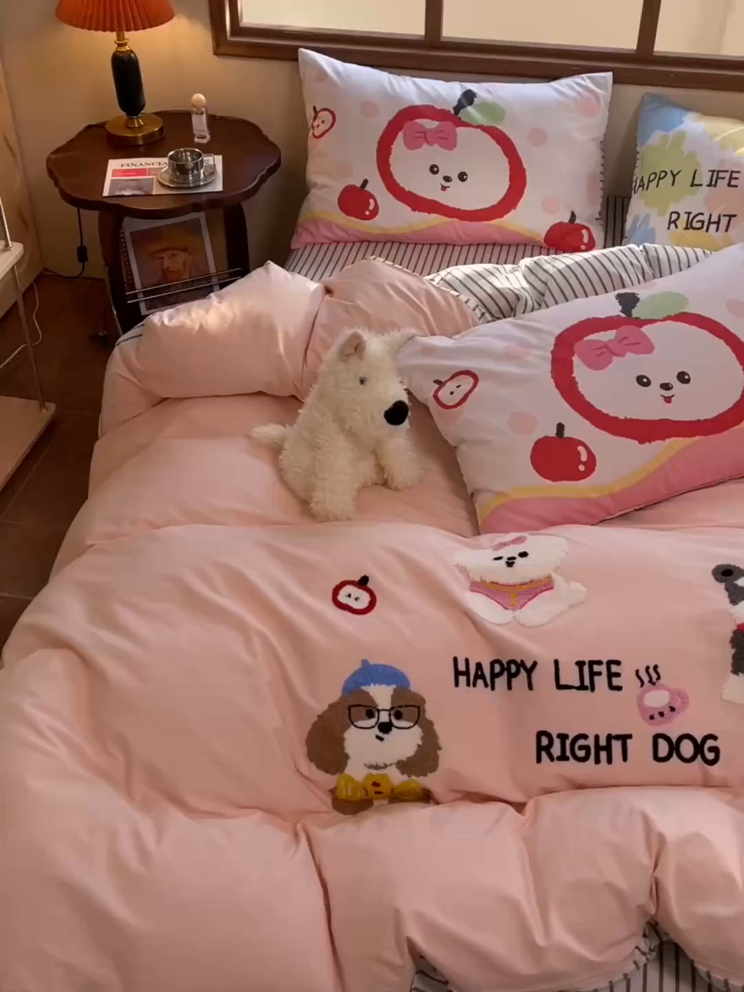 91家纺网 家纺一手货源 找家纺 炫拼家纺 2026新款A类全棉40支水洗棉卡通毛巾绣+枕套大版数码印花纯棉四件套-可萌系列 可萌-泡泡狗