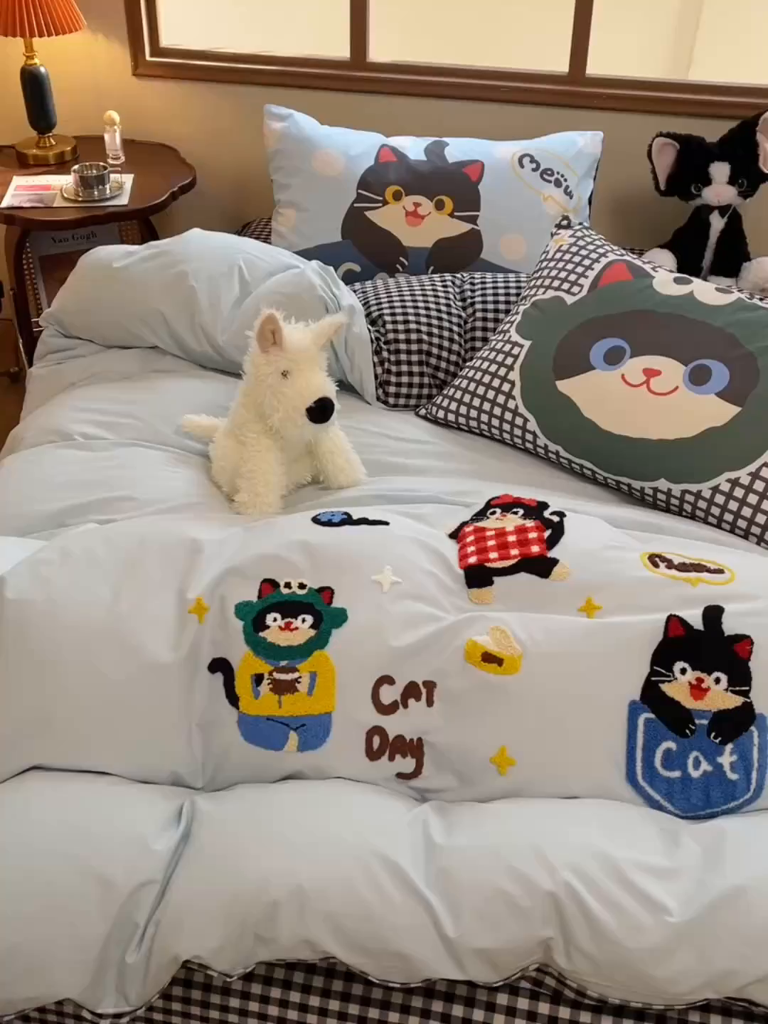 91家纺网 家纺一手货源 找家纺 炫拼家纺 2026新款A类全棉40支水洗棉卡通毛巾绣+枕套大版数码印花纯棉四件套-可萌系列 可萌-欢喜猫