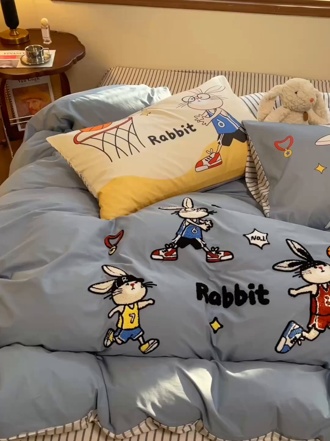 91家纺网 家纺一手货源 找家纺 炫拼家纺 2026新款A类全棉40支水洗棉卡通毛巾绣+枕套大版数码印花纯棉四件套-可萌系列 可萌-潮酷兔