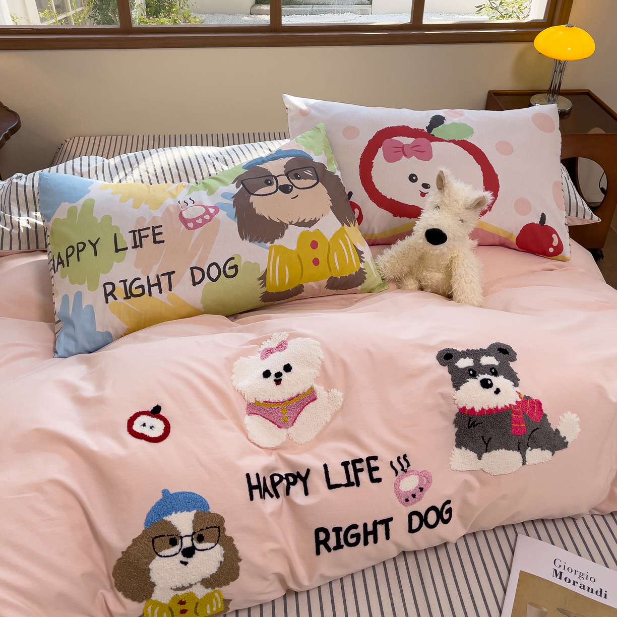 91家纺网 家纺一手货源 找家纺 （总）炫拼家纺 2026新款A类全棉40支水洗棉卡通毛巾绣+枕套大版数码印花纯棉四件套-可萌系列