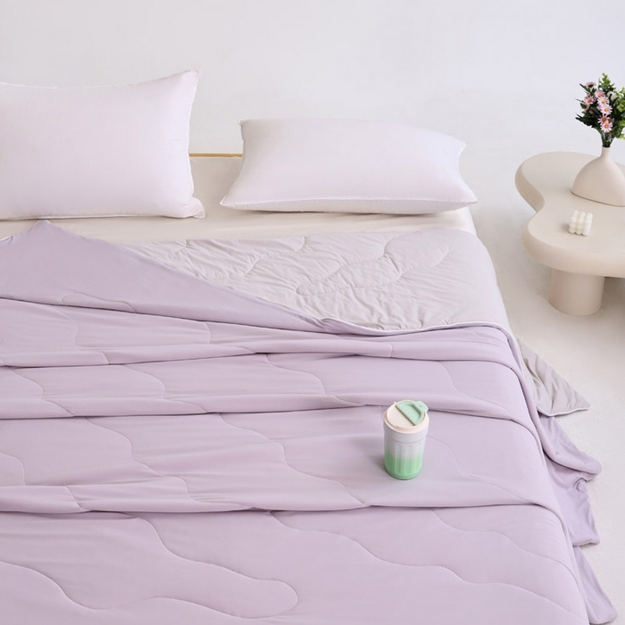 91家纺网 家纺一手货源 找家纺 憨豆家纺 2026春夏新款凉感丝A类锦氨（170克）55大豆抗菌夏被夏凉被空调被（配礼盒） 曙光紫+幻影灰