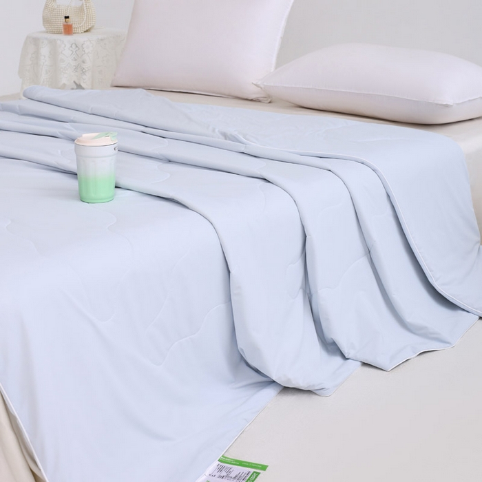 91家纺网 家纺一手货源 找家纺 憨豆家纺 2026春夏新款凉感丝A类锦氨（170克）55大豆抗菌夏被夏凉被空调被（配礼盒） 雾凇蓝