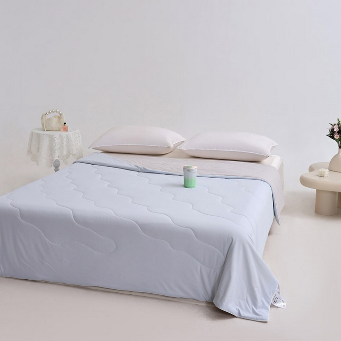 91家纺网 家纺一手货源 找家纺 憨豆家纺 2026春夏新款凉感丝A类锦氨（170克）55大豆抗菌夏被夏凉被空调被（配礼盒） 雾凇蓝+幻影灰