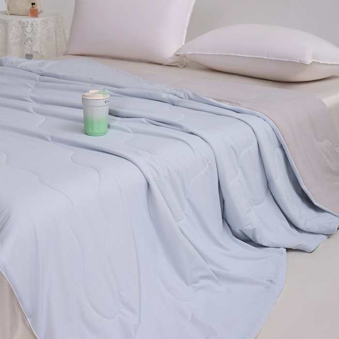 91家纺网 家纺一手货源 找家纺 憨豆家纺 2026春夏新款凉感丝A类锦氨（170克）55大豆抗菌夏被夏凉被空调被（配礼盒） 雾凇蓝+幻影灰