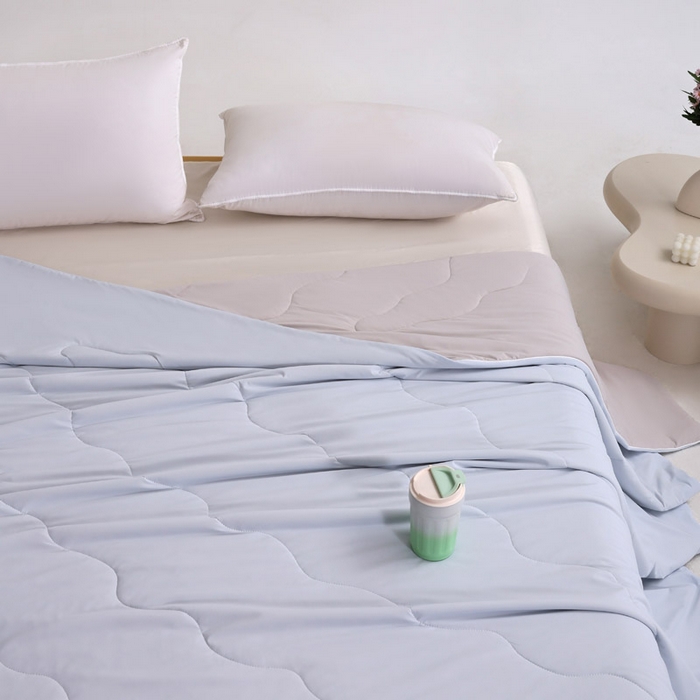 91家纺网 家纺一手货源 找家纺 憨豆家纺 2026春夏新款凉感丝A类锦氨（170克）55大豆抗菌夏被夏凉被空调被（配礼盒） 雾凇蓝+幻影灰