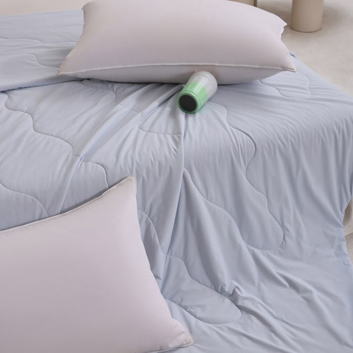 91家纺网 家纺一手货源 找家纺 憨豆家纺 2026春夏新款凉感丝A类锦氨（170克）55大豆抗菌夏被夏凉被空调被（配礼盒） 雾凇蓝+幻影灰