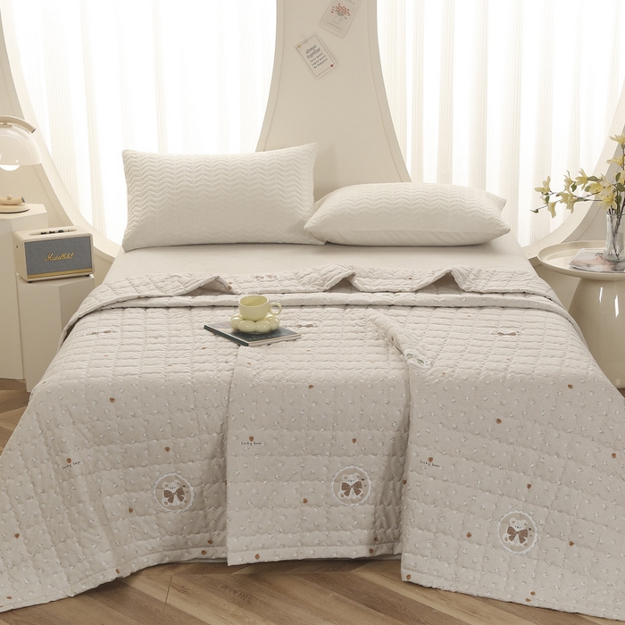 91家纺网 家纺一手货源 找家纺 被多多被业 2026新款亲肤棉绗绣夏被空调被夏凉被 小熊日记