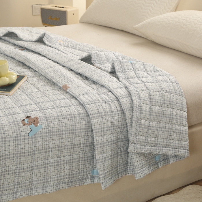 91家纺网 家纺一手货源 找家纺 被多多被业 2026新款亲肤棉绗绣夏被空调被夏凉被 熊可可