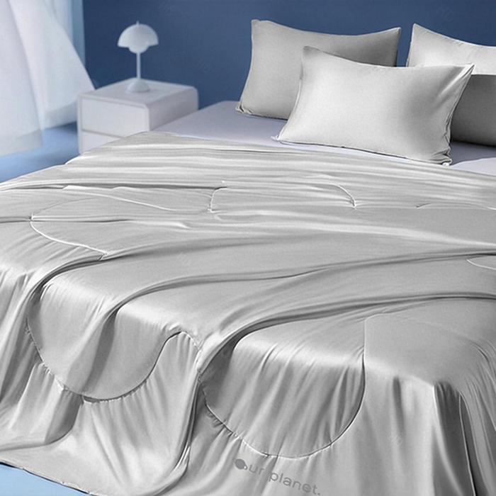 91家纺网 家纺一手货源 找家纺 憨豆家纺 2026新款水洗冰丝夏被四件套星球水洗真丝夏凉被（含抗菌棉）跨境外贸床笠款空调被 冰海灰