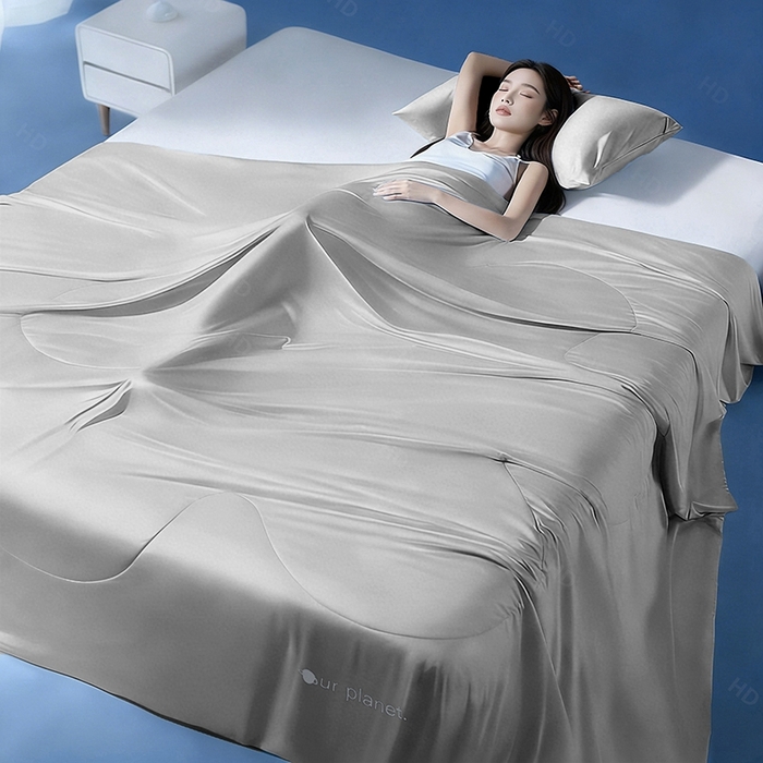 91家纺网 家纺一手货源 找家纺 憨豆家纺 2026新款水洗冰丝夏被四件套星球水洗真丝夏凉被（含抗菌棉）跨境外贸床笠款空调被 冰海灰