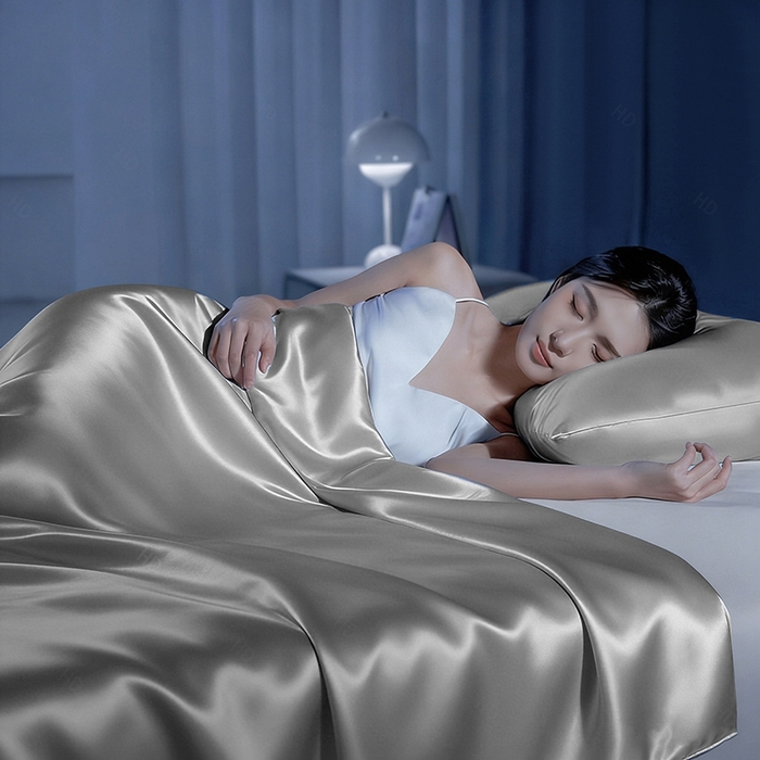 91家纺网 家纺一手货源 找家纺 憨豆家纺 2026新款水洗冰丝夏被四件套星球水洗真丝夏凉被（含抗菌棉）跨境外贸床笠款空调被 冰海灰