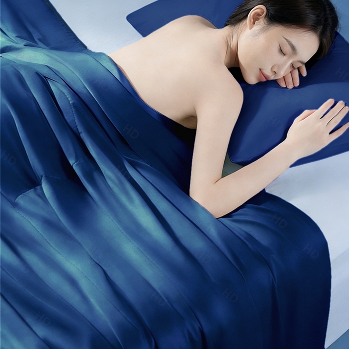 91家纺网 家纺一手货源 找家纺 憨豆家纺 2026新款水洗冰丝夏被四件套星球水洗真丝夏凉被（含抗菌棉）跨境外贸床笠款空调被 远山蓝