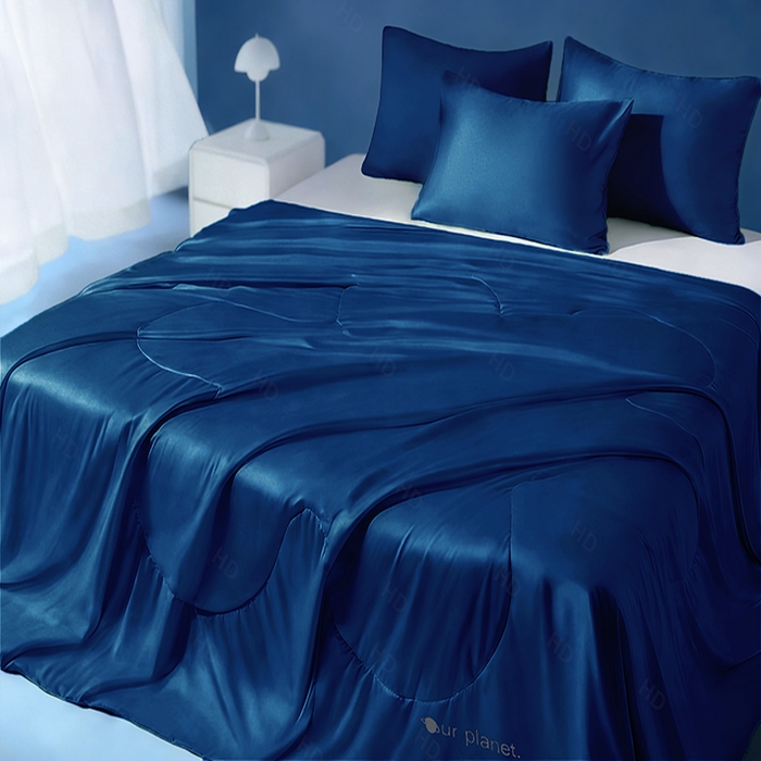 91家纺网 家纺一手货源 找家纺 憨豆家纺 2026新款水洗冰丝夏被四件套星球水洗真丝夏凉被（含抗菌棉）跨境外贸床笠款空调被 远山蓝