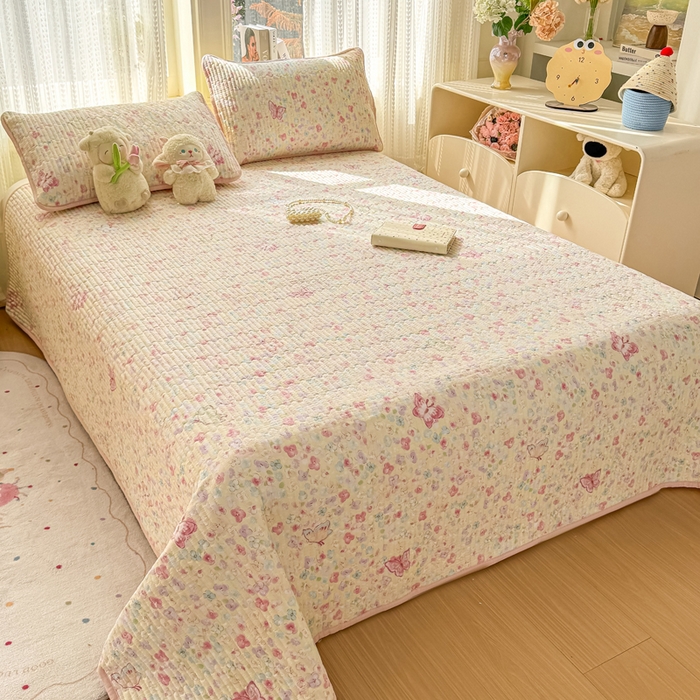 91家纺网 家纺一手货源 找家纺 2026新款云感双层纱印花夹棉床盖 繁花蝶影