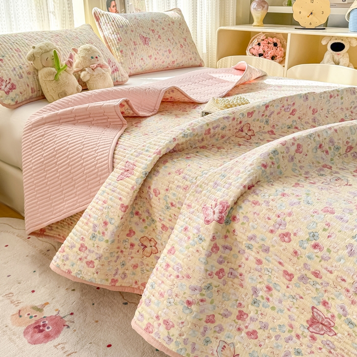 91家纺网 家纺一手货源 找家纺 2026新款云感双层纱印花夹棉床盖 繁花蝶影