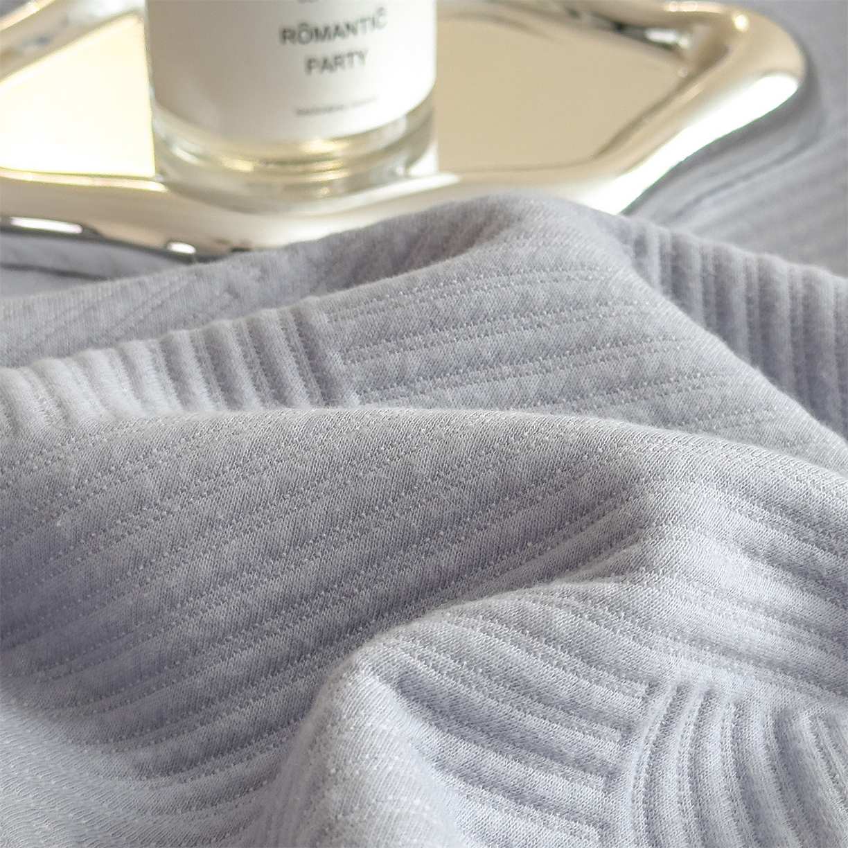 91家纺网 家纺一手货源 找家纺 布凡家居 2026新款290克全棉A类三层纱盖毯夏被午睡被 菱纹-雾霾蓝