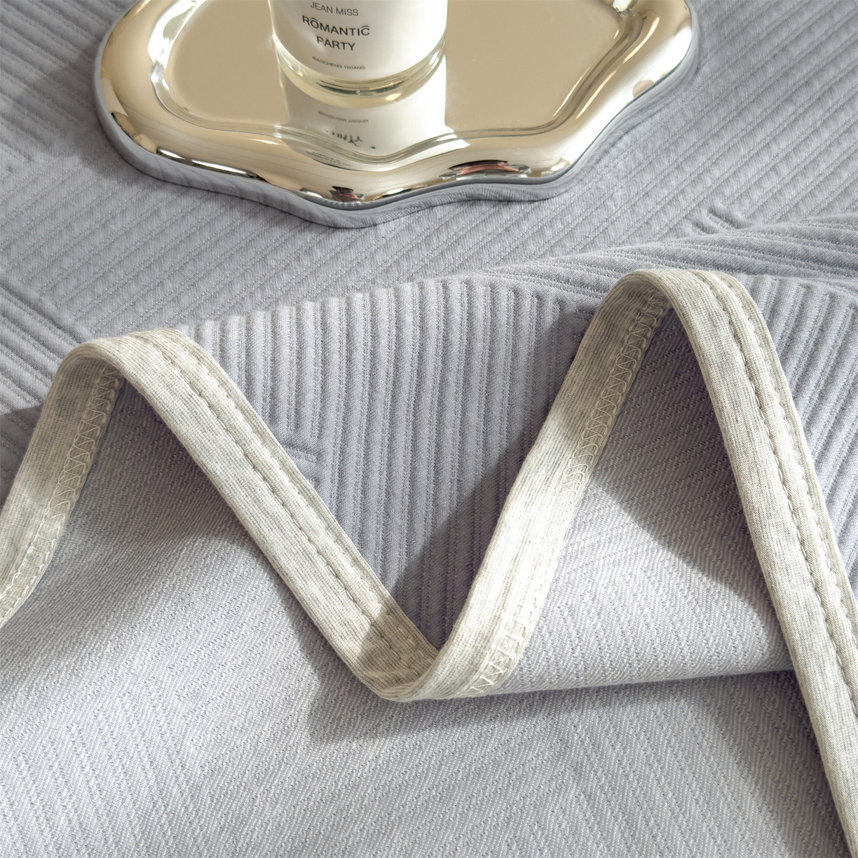 91家纺网 家纺一手货源 找家纺 布凡家居 2026新款290克全棉A类三层纱盖毯夏被午睡被 菱纹-雾霾蓝