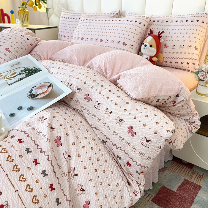 91家纺网 家纺一手货源 找家纺 栩裕纺织 2026新款云感双层纱床盖四件套 幸运马-粉