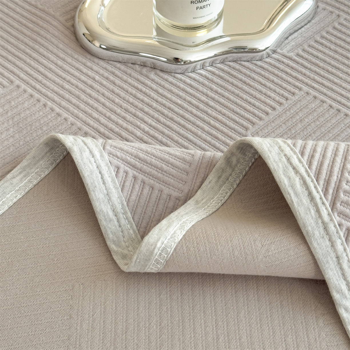 91家纺网 家纺一手货源 找家纺 布凡家居 2026新款290克全棉A类三层纱盖毯夏被午睡被 菱纹-优雅灰