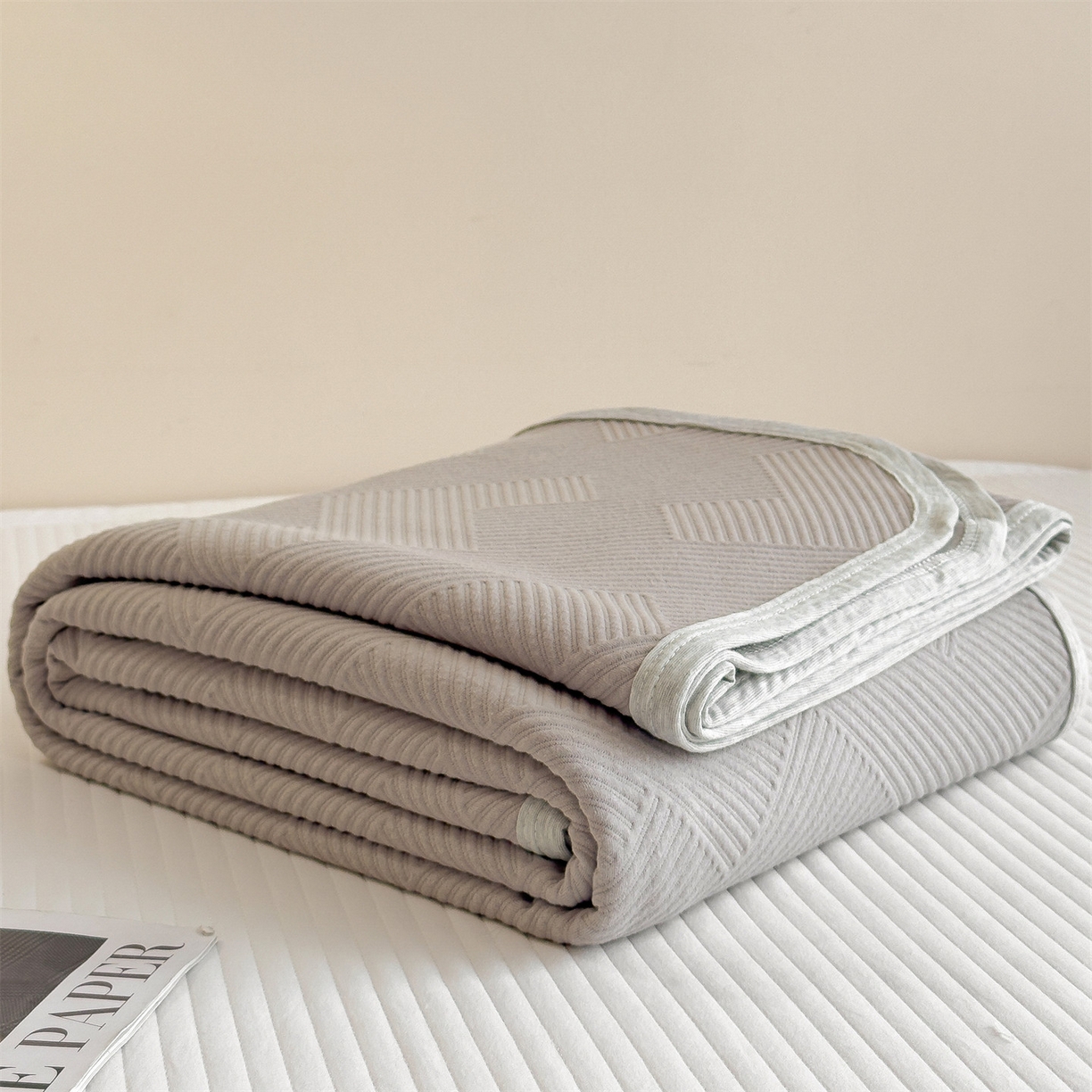 91家纺网 家纺一手货源 找家纺 布凡家居 2026新款290克全棉A类三层纱盖毯夏被午睡被 菱纹-优雅灰