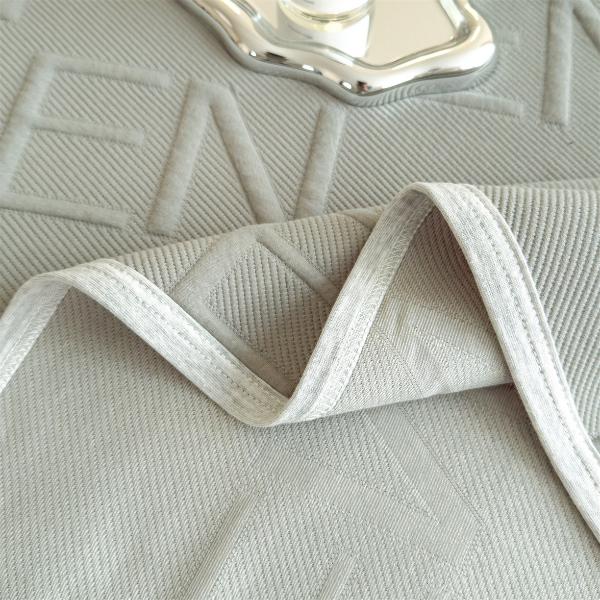 91家纺网 家纺一手货源 找家纺 布凡家居 2026新款290克全棉A类三层纱盖毯夏被午睡被 知槿-灰绿