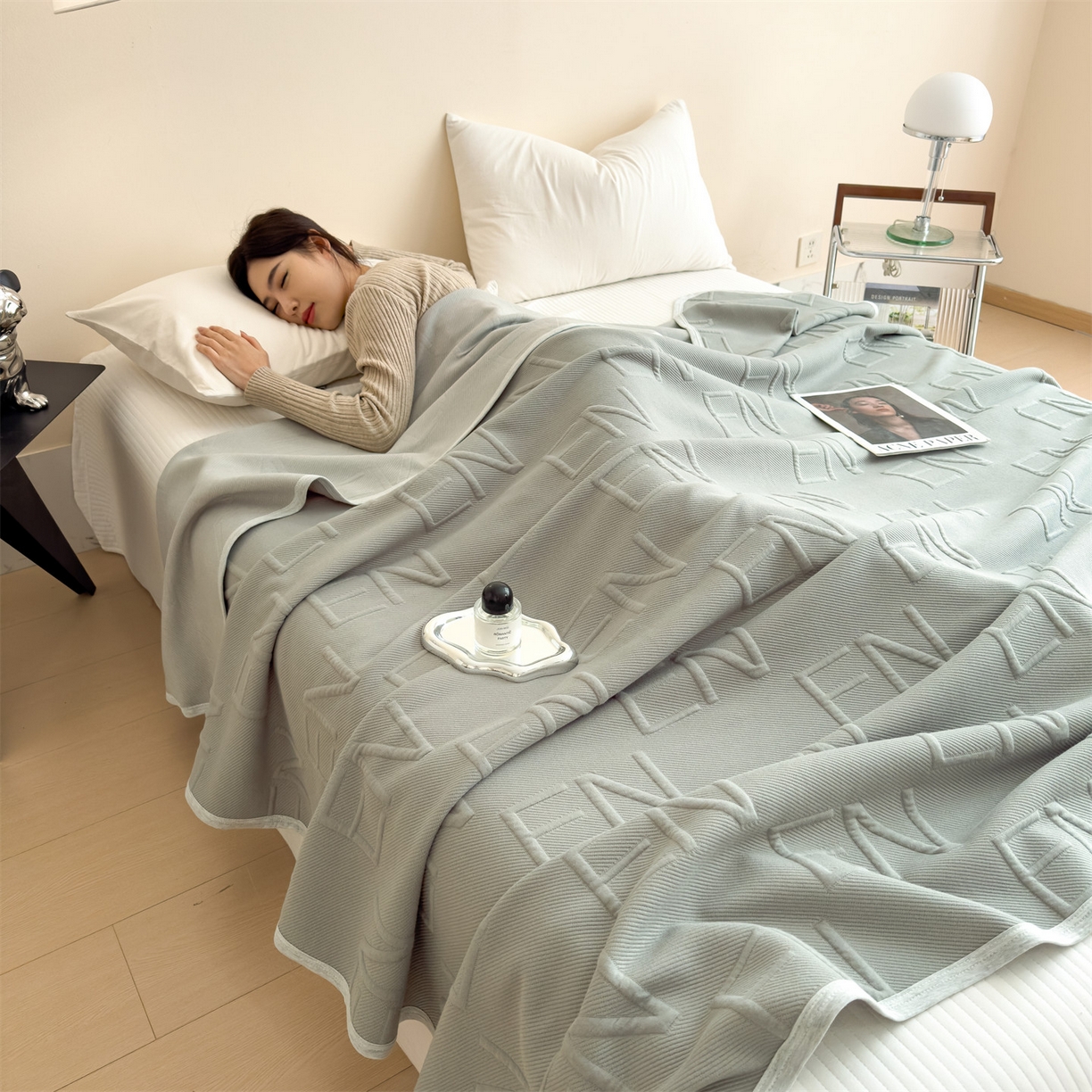 91家纺网 家纺一手货源 找家纺 布凡家居 2026新款290克全棉A类三层纱盖毯夏被午睡被 知槿-灰绿