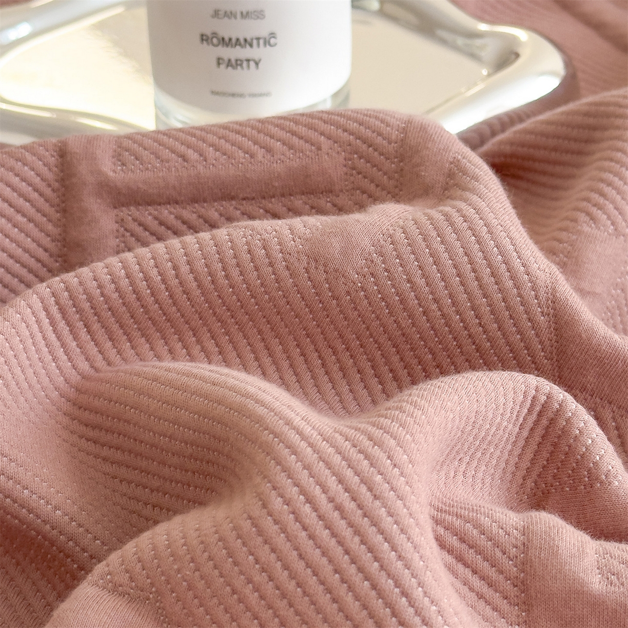 91家纺网 家纺一手货源 找家纺 布凡家居 2026新款290克全棉A类三层纱盖毯夏被午睡被 知槿-酒红