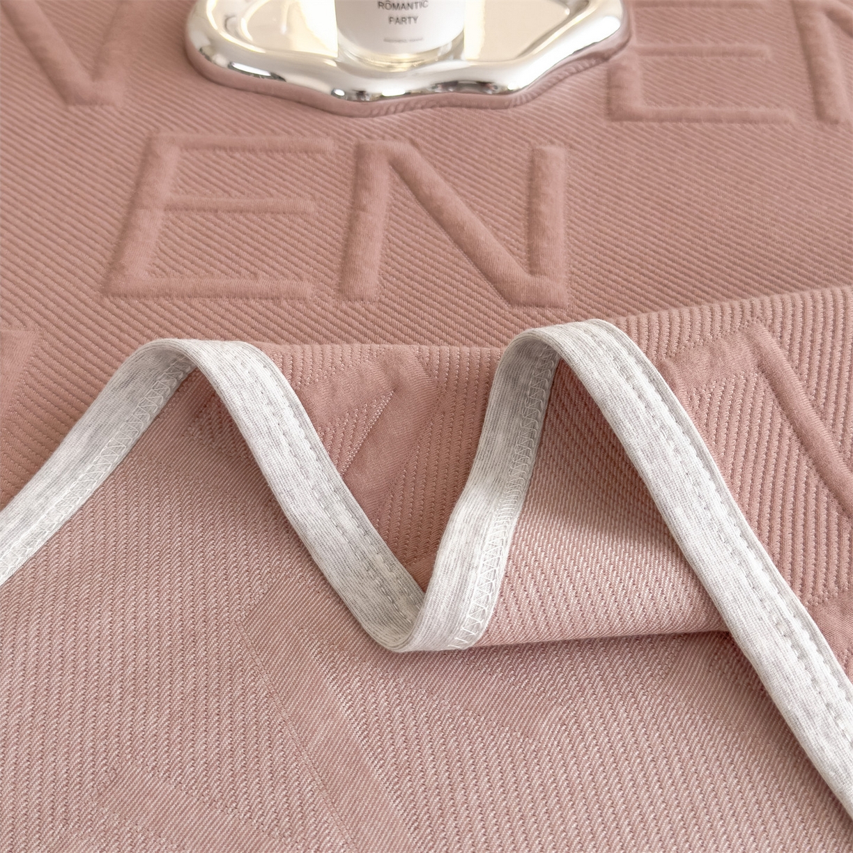 91家纺网 家纺一手货源 找家纺 布凡家居 2026新款290克全棉A类三层纱盖毯夏被午睡被 知槿-酒红