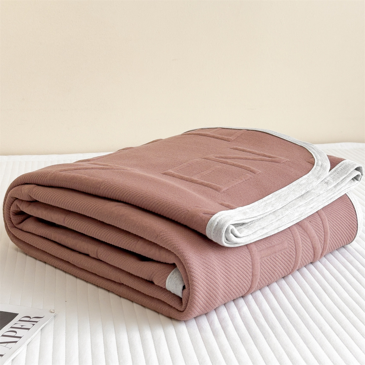 91家纺网 家纺一手货源 找家纺 布凡家居 2026新款290克全棉A类三层纱盖毯夏被午睡被 知槿-酒红