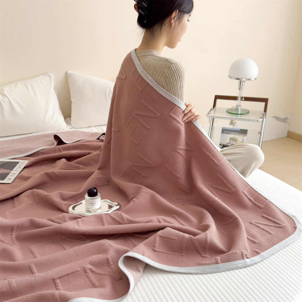 91家纺网 家纺一手货源 找家纺 布凡家居 2026新款290克全棉A类三层纱盖毯夏被午睡被 知槿-酒红