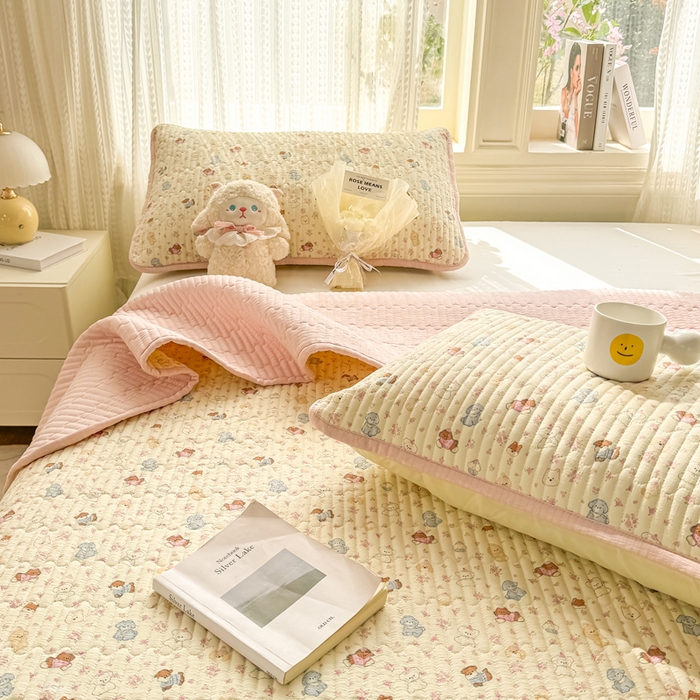 91家纺网 家纺一手货源 找家纺 2026新款云感双层纱印花夹棉床盖 小萌宠