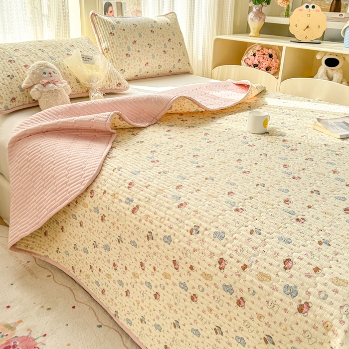 91家纺网 家纺一手货源 找家纺 2026新款云感双层纱印花夹棉床盖 小萌宠