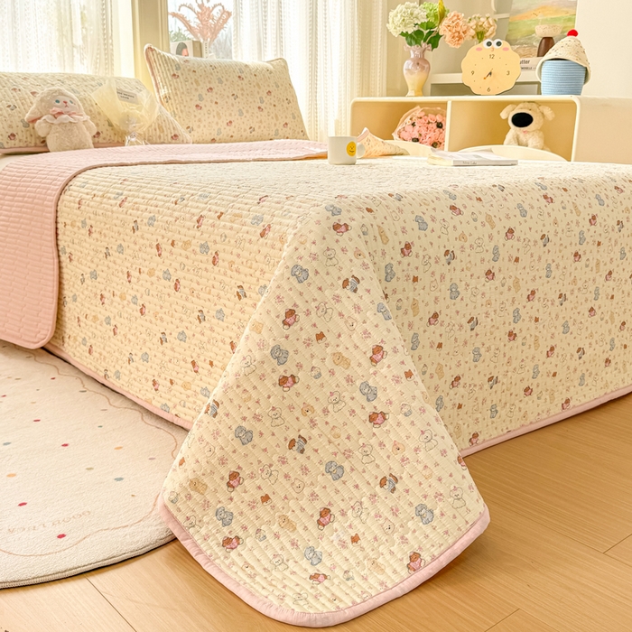 91家纺网 家纺一手货源 找家纺 2026新款云感双层纱印花夹棉床盖 小萌宠