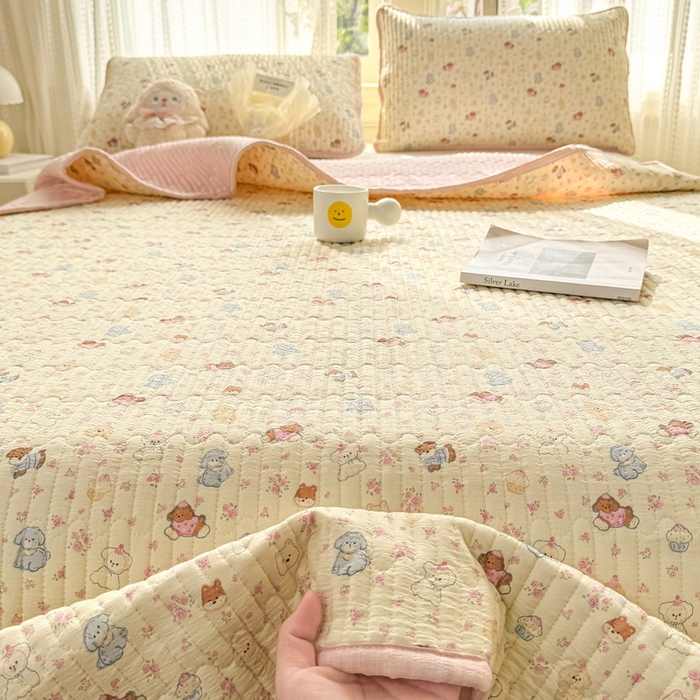 91家纺网 家纺一手货源 找家纺 2026新款云感双层纱印花夹棉床盖 小萌宠