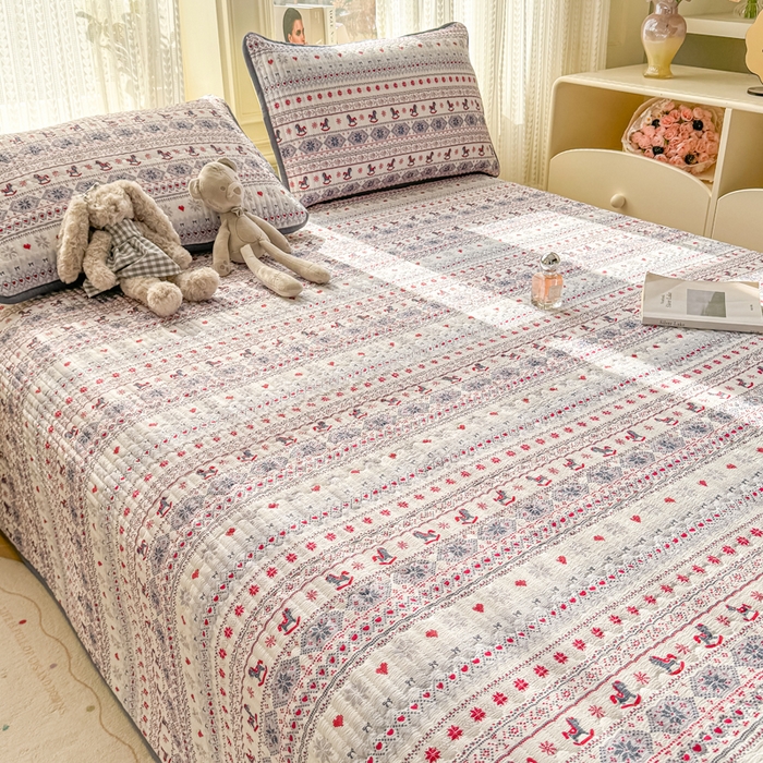 91家纺网 家纺一手货源 找家纺 2026新款云感双层纱印花夹棉床盖 小木马