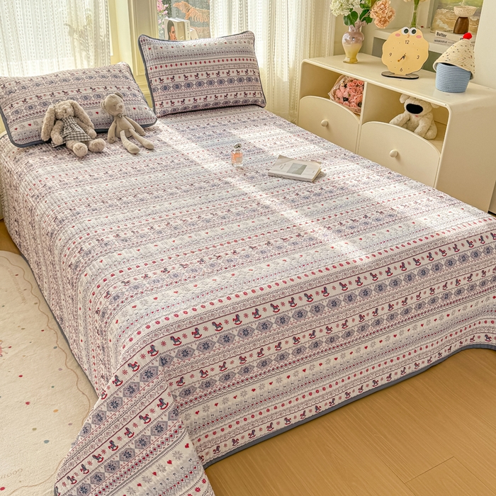 91家纺网 家纺一手货源 找家纺 2026新款云感双层纱印花夹棉床盖 小木马