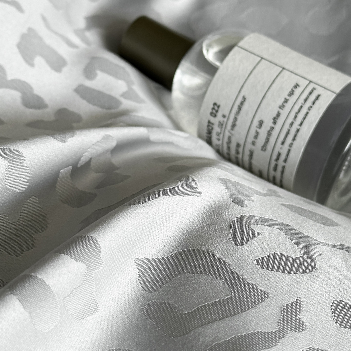 91家纺网 家纺一手货源 找家纺 ab家纺 2026新款真丝提花四件套 幻影灰