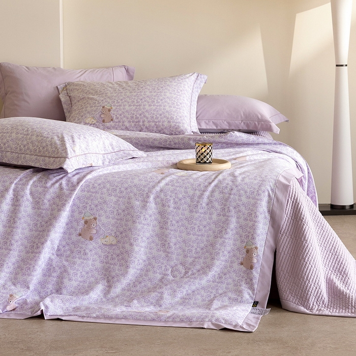 91家纺网 家纺一手货源 找家纺 立奥被业 2026新品冰丝棉夏被四件套竹节纱夏被四件套 熊可可-紫