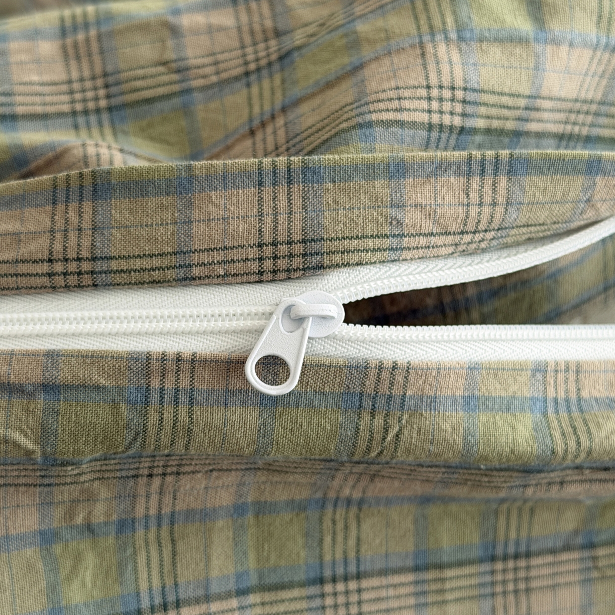 91家纺网 家纺一手货源 找家纺 玖弘家居 2026新款全棉色织水洗棉人字纹格子混搭四件套系列 复古绿格+奶白