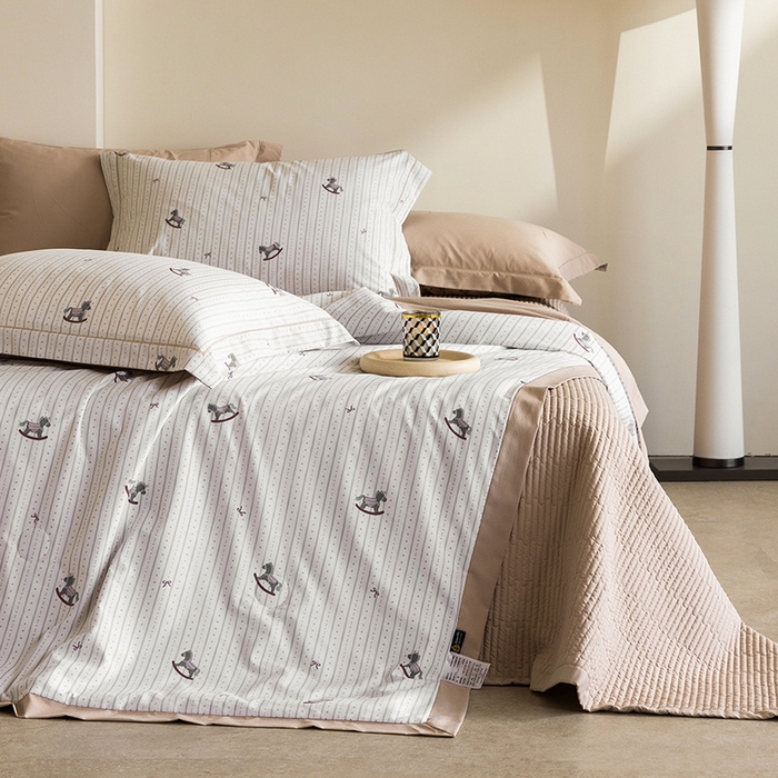 91家纺网 家纺一手货源 找家纺 立奥被业 2026新品冰丝棉夏被四件套竹节纱夏被四件套 童摇木马-咖