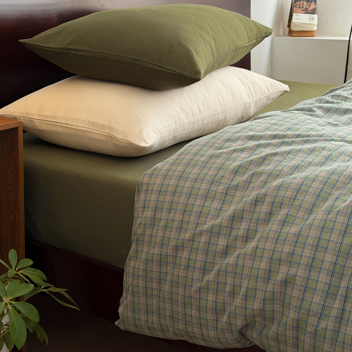 91家纺网 家纺一手货源 找家纺 玖弘家居 2026新款全棉色织水洗棉人字纹格子混搭四件套系列 橄榄绿+奶白