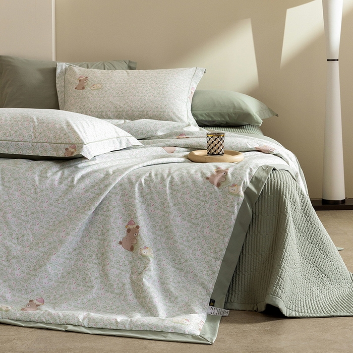 91家纺网 家纺一手货源 找家纺 立奥被业 2026新品冰丝棉夏被四件套竹节纱夏被四件套 熊可可-绿
