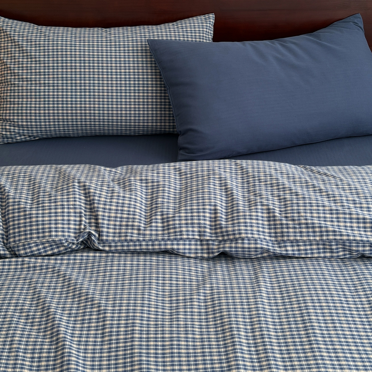 91家纺网 家纺一手货源 找家纺 玖弘家居 2026新款全棉色织水洗棉人字纹格子混搭四件套系列 怀旧蓝+海军蓝