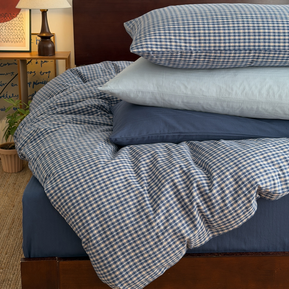 91家纺网 家纺一手货源 找家纺 玖弘家居 2026新款全棉色织水洗棉人字纹格子混搭四件套系列 怀旧蓝+海军蓝