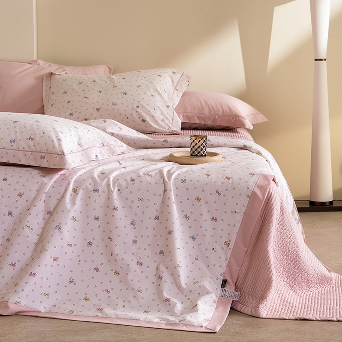 91家纺网 家纺一手货源 找家纺 立奥被业 2026新品冰丝棉夏被四件套竹节纱夏被四件套 芊芊公主-粉