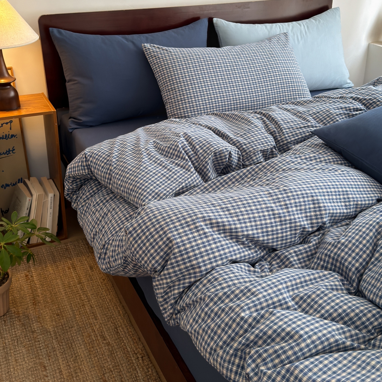 91家纺网 家纺一手货源 找家纺 玖弘家居 2026新款全棉色织水洗棉人字纹格子混搭四件套系列 怀旧蓝格一对