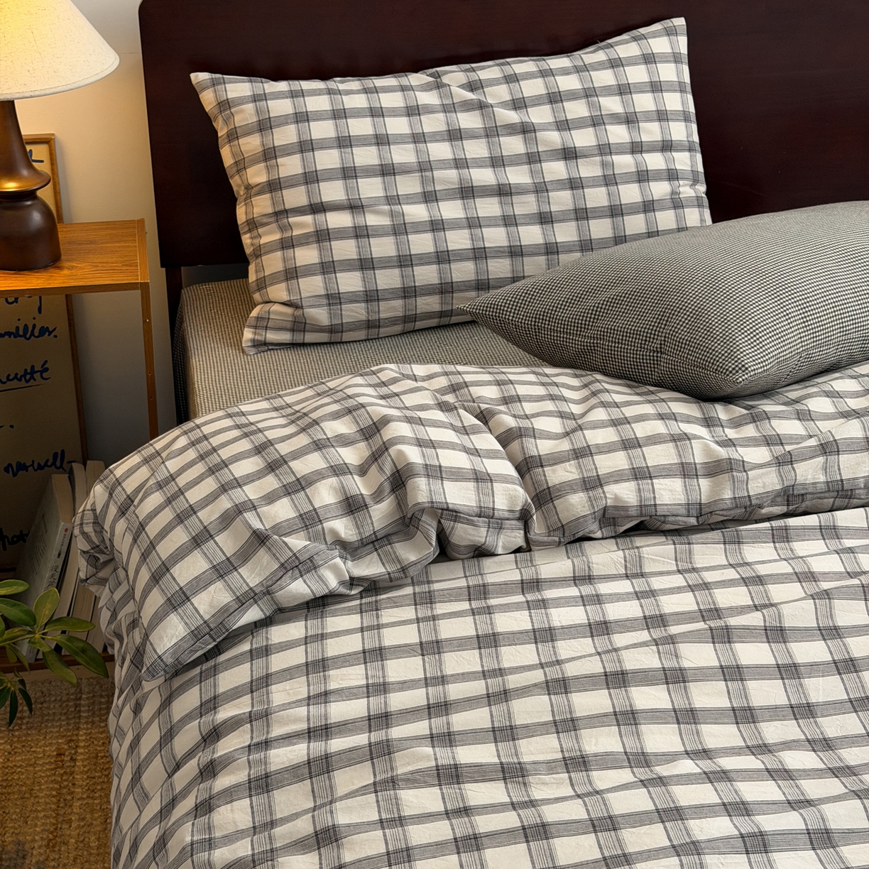 91家纺网 家纺一手货源 找家纺 玖弘家居 2026新款全棉色织水洗棉人字纹格子混搭四件套系列 灰白格+黑咖细格